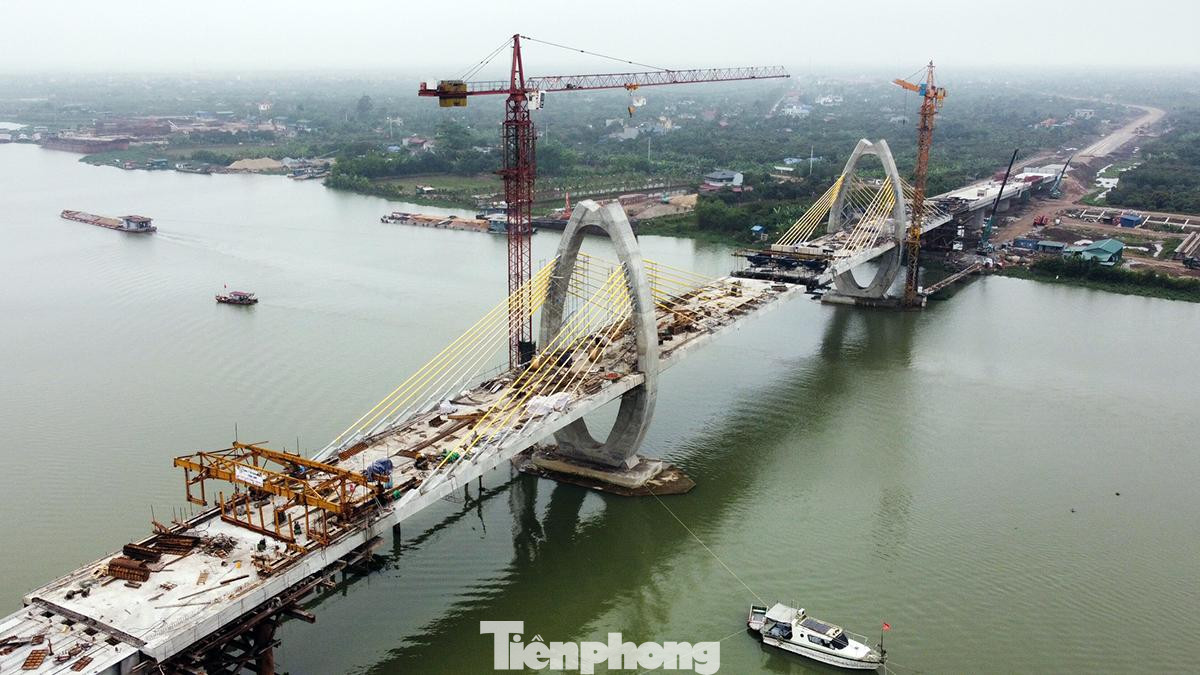 Cầu Quang Thanh dài 536m, rộng 12m, cao khoang thông thuyền 9,5m. Dự kiến thi công trong 15 tháng từ ngày khởi công với tổng mức đầu tư 398,6 tỷ đồng.