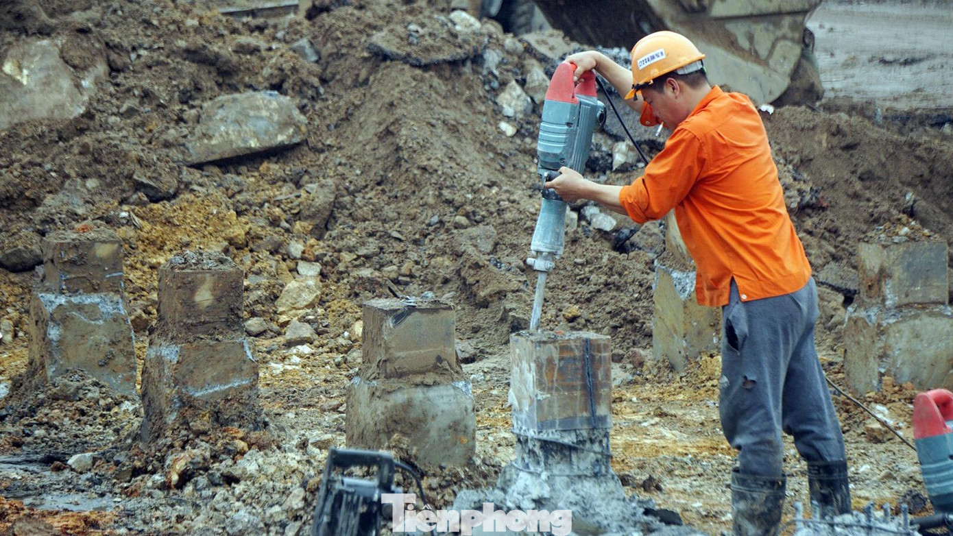 Trước mắt, trong lúc chờ UBND huyện An Lão giải phóng mặt bằng còn lại, đơn vị tiếp tục thi công lao dầm, hợp long nhịp cầu giữa sông và khớp nối với đường dẫn 2 đầu cầu vào ngày 15/4. Ngoài ra, khẩn trương ép cọc, đổ bê tông nền một phần đường dẫn lên cầu theo đúng tiến độ.