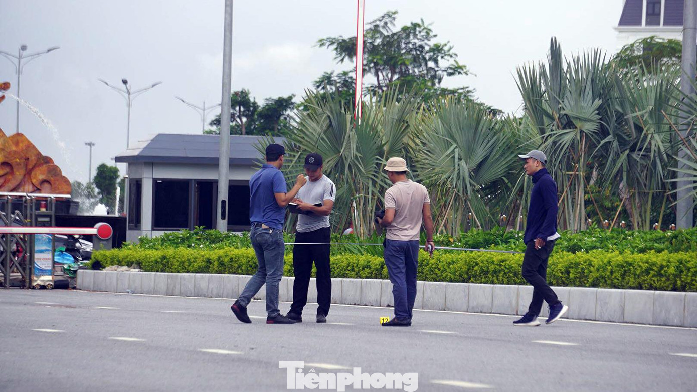 Cảnh sát khám nghiệm hiện trường.