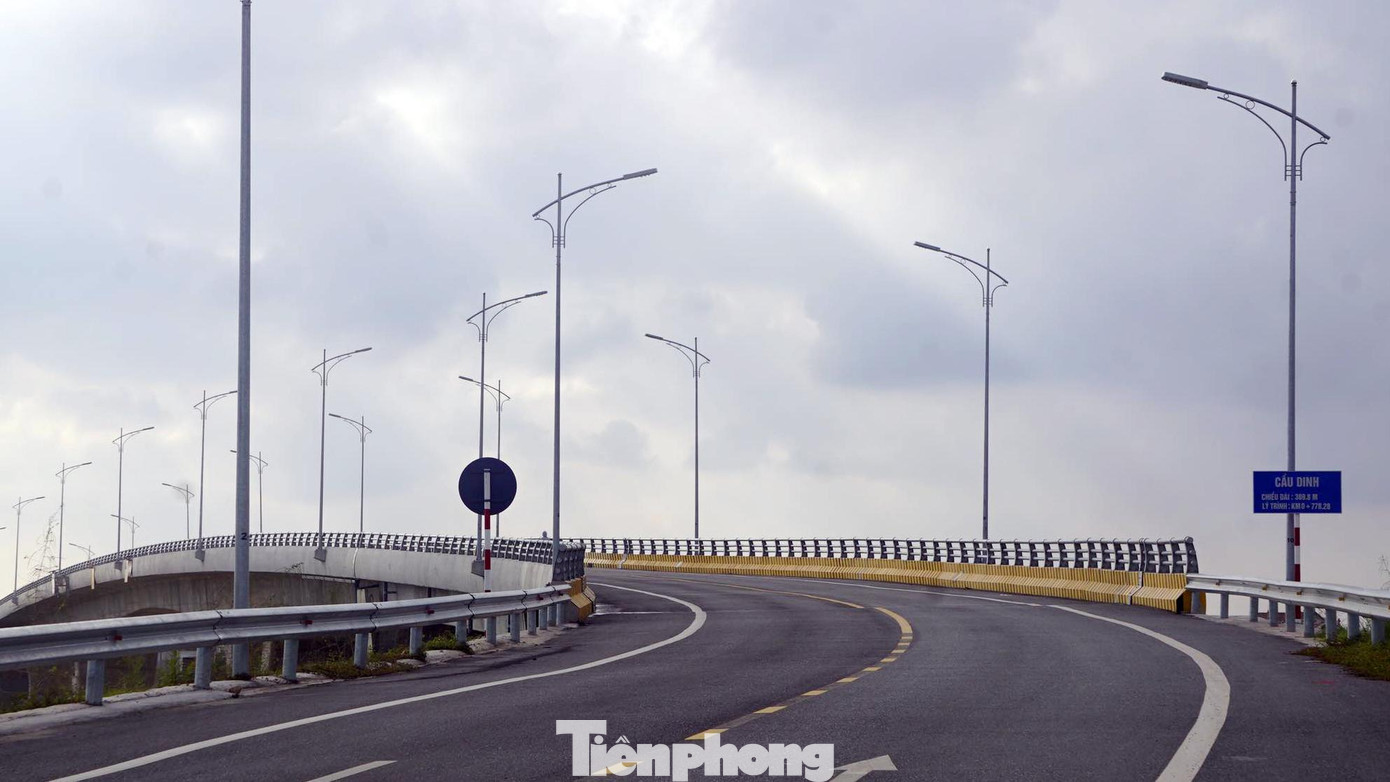 Cầu Dinh được đưa vào sử dụng, kết nối QL37, QL10, các tỉnh lộ 389B, 352 và các tuyến đường trong khu vực tạo sự liên kết vùng rộng lớn.