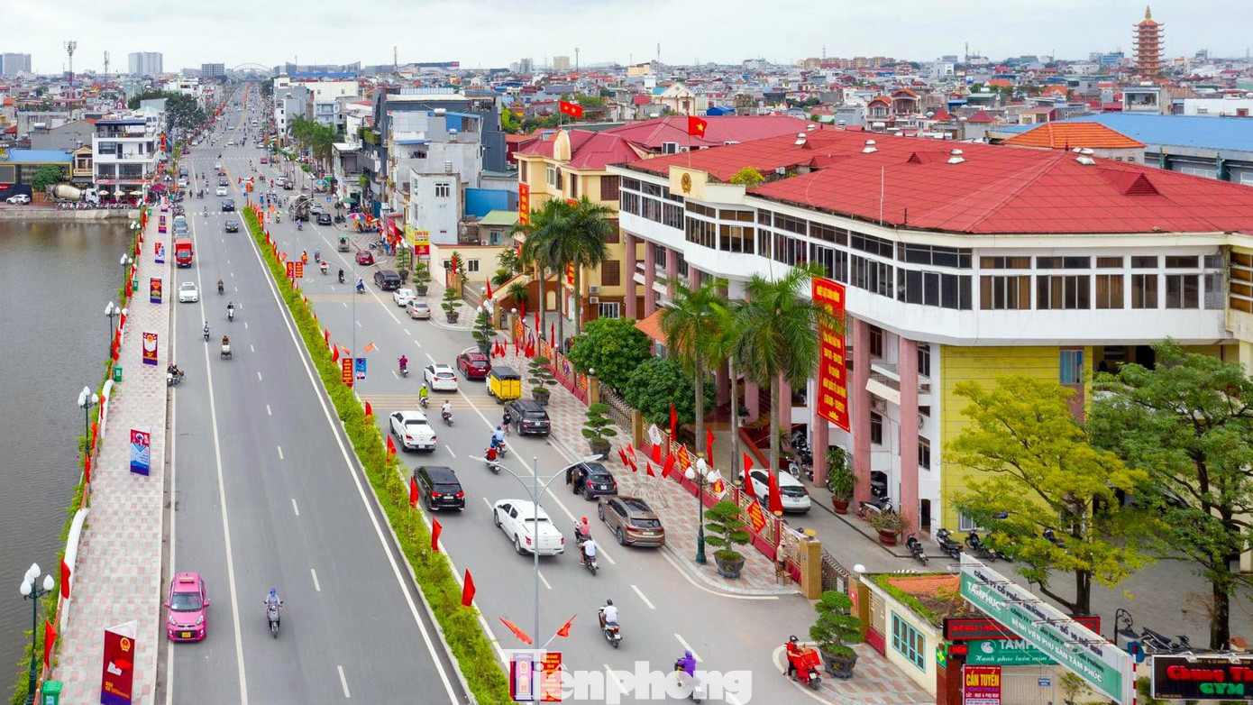 Đường Hồ Sen: Dài khoảng 1,6km, nối nút giao Nguyễn Văn Linh đến ngã tư Tô Hiệu. Tuyến đường đi qua 4 phường trung tâm quận Lê Chân, có tổng mức đầu tư hơn 2.000 tỷ đồng. Sau khi thông xe toàn tuyến giữa năm 2021, tuyến đường này kết nối cửa ngõ phía Nam với trung tâm thành phố, giảm tải ùn tắc cho nhiều trục đường khác. Đồng thời, góp phần thúc đẩy phát triển đô thị tại quận Lê Chân.