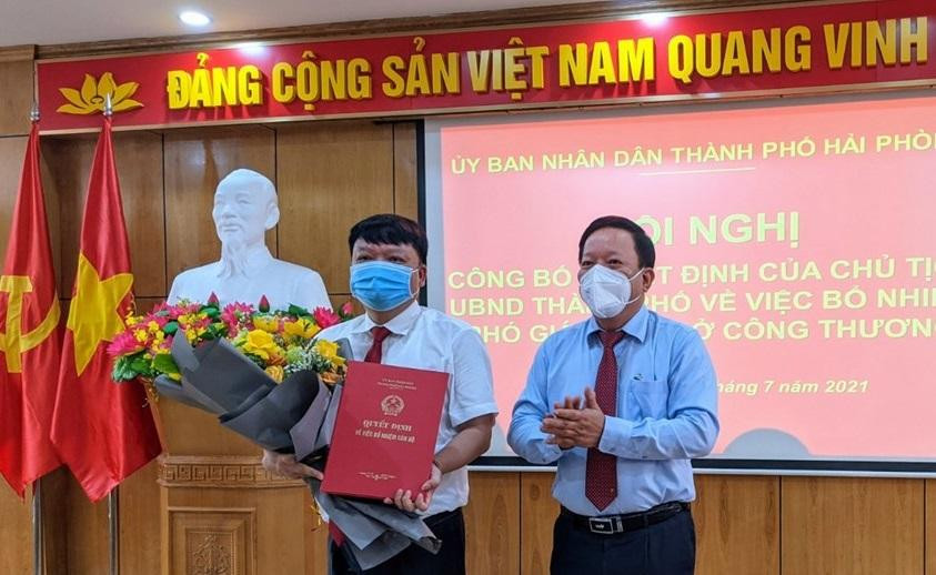 Ông Nguyễn Đức Thọ - Phó chủ tịch UBND TP Hải Phòng trao quyết định bổ nhiệm ông Nguyễn Công Hân giữ chức Phó giám đốc Sở Công thương. Ông Nguyễn Đức Thọ - Phó chủ tịch UBND TP Hải Phòng trao quyết định bổ nhiệm ông Nguyễn Công Hân giữ chức Phó giám đốc Sở Công thương.