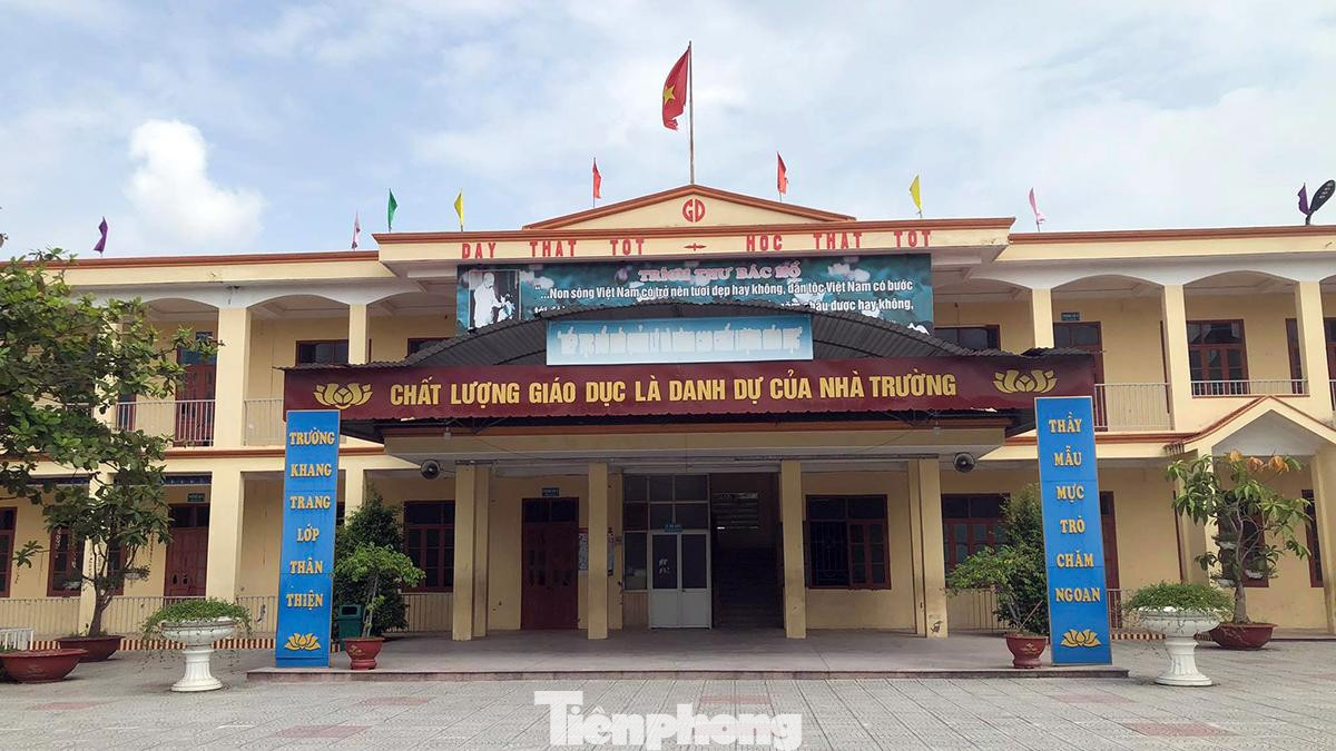 Mới đây, 18 hộ dân tại ngõ 64, đường 203, thôn Cái Tắt, xã An Đồng (huyện An Dương, TP Hải Phòng) đồng loạt gửi đơn kiến nghị chính quyền sở tại về việc tường bao Trường tiểu học An Đồng xuống cấp, lún nghiêng nghiêm trọng tiềm ẩn nguy cơ xảy ra tai nạn, sự cố.