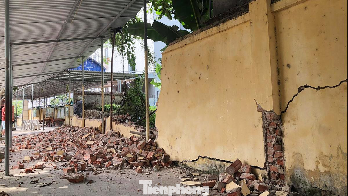 Đại diện Ban giám hiệu Trường tiểu học An Đồng cho biết, tình trạng này tồn tại thời gian dài. Sáng 7/6, hai công nhân bắt đầu phá dỡ một số đoạn tường bao xuống cấp, sụt nghiêng để chờ phương án khắc phục. Kế hoạch khắc phục, sửa chữa do UBND huyện thực hiện.