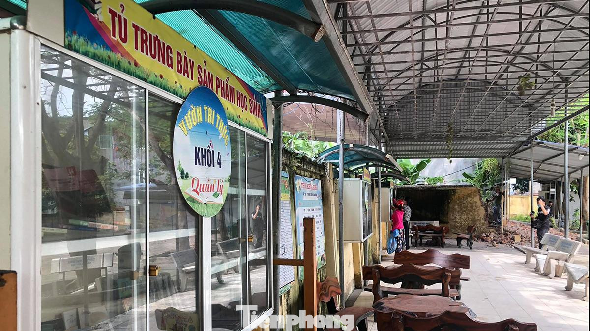 Theo ghi nhận của Tiền Phong, hàng chục mét tường bao của Trường tiểu học An Đồng nghiêng nghiêm trọng. Tuy nhiên, bên trong Trường tiểu học An Đồng vẫn trưng bày sách, một số dụng cụ học tập trong tủ. Khu vực này có tủ sách, bàn ghế, khu vực để xe và sát tường là nơi các em học sinh tiểu học sinh hoạt ngoại khóa.