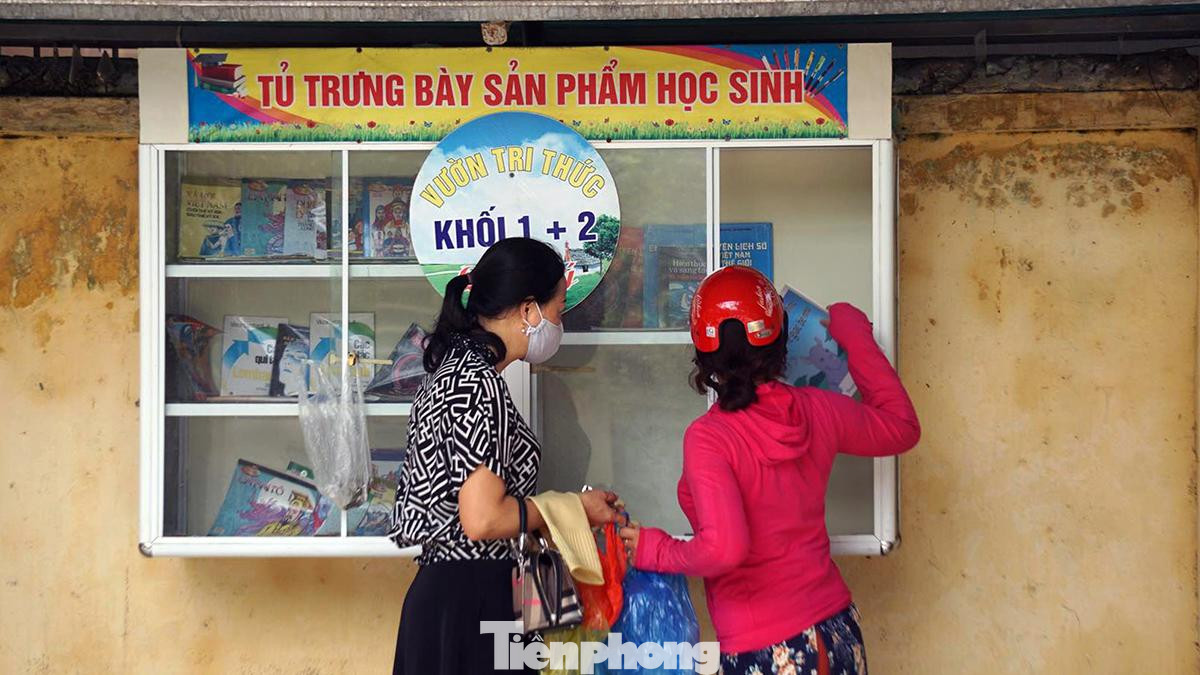 Sau khi phản ánh tới ban giám hiệu nhà trường, một số giáo viên nhanh chóng thu dọn sách, sản phẩm trưng bày trong tủ treo trên bức tường đã xuống cấp.