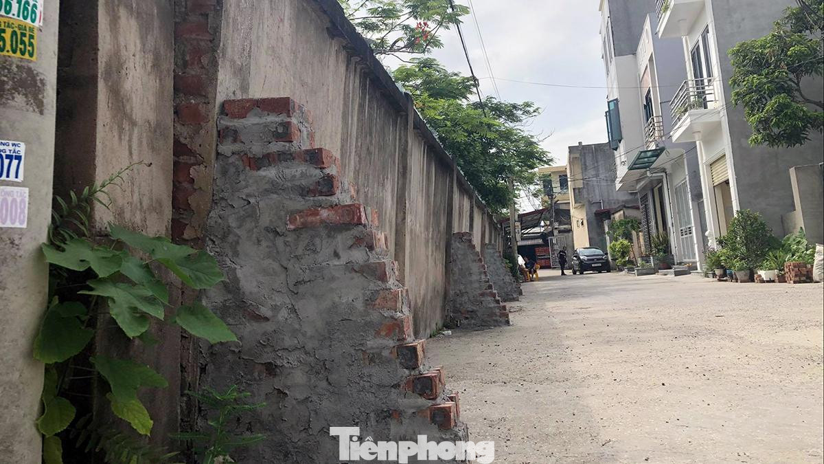 Sau nhiều lần phản ánh, đầu tháng 5/2021 nhà trường xây một số trụ gạch rộng 0,7m ra ngõ để đỡ tường bao. Tuy nhiên, tình trạng nghiêng lún vẫn tái diễn, vẫn tiềm ẩn nguy hiểm và gây mất mỹ quan đô thị.