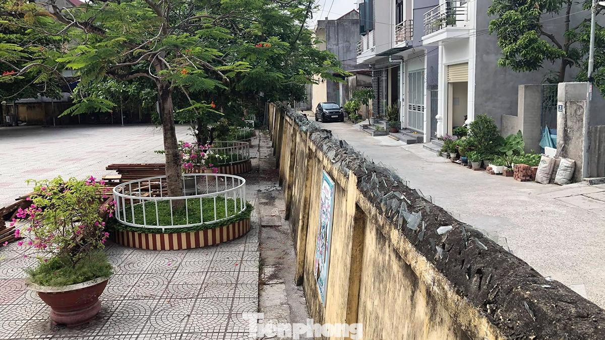 Ông Vũ Quốc Tuấn (52 tuổi, trú tại ngõ 64 đường 203, xã An Đồng) cho biết, bức tường bao của Trường tiểu học An Đồng dài khoảng 45m, cao 1,9m được xây dựng từ năm 2003. Ước tính, tường bao này có trọng lượng trên 15 tấn. Những năm gần đây, tường bao này xuống cấp, sụt nghiêng nghiêm trọng.