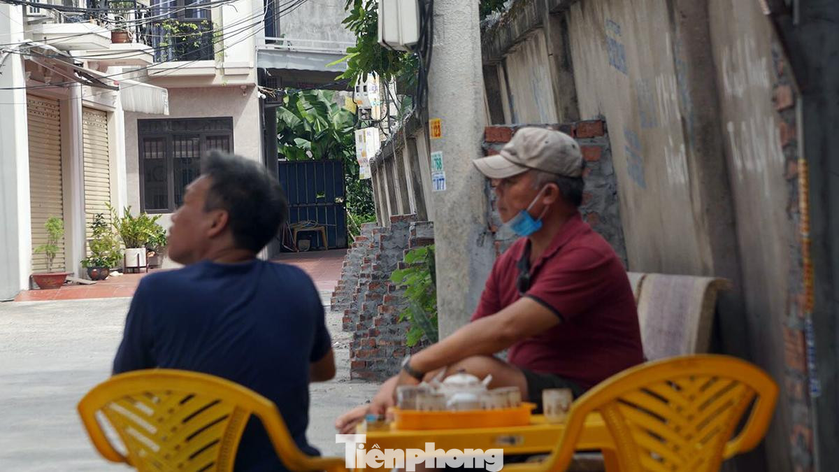 Ông Tuấn cũng chia sẻ, ngõ có 18 hộ dẫn và khoảng gần 40 cháu nhỏ. Chiều mỗi ngày, trẻ em thường ra ngõ vui đùa, tuy nhiên từ khi tường nghiêng lún, phụ huynh phải cấm trẻ em ra ngõ chơi.