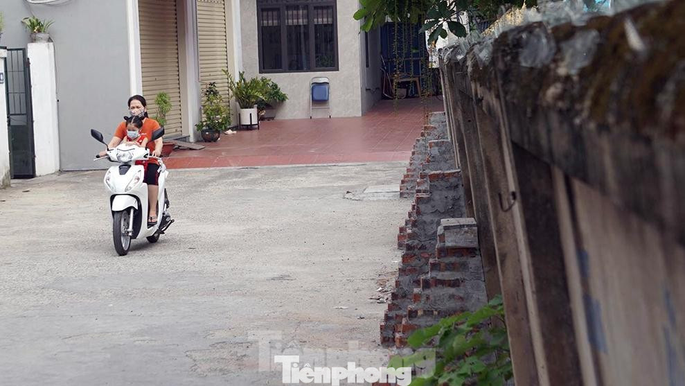 &quot;Nhiều mảng tường bị bong tróc, nứt vỡ, xô nghiêng dài hàng chục mét tiềm ẩn nguy cơ đổ sập bất cứ lúc nào. Điều này đe dọa sự an toàn và tính mạng của người dân trong ngõ, đặc biệt trẻ nhỏ và các cháu học sinh tại trường. Do đó, chúng tôi đã nhiều lần kiến nghị tới cơ quan chức năng tháo dỡ, xây mới&quot;, ông Vũ Quốc Tuấn nói.