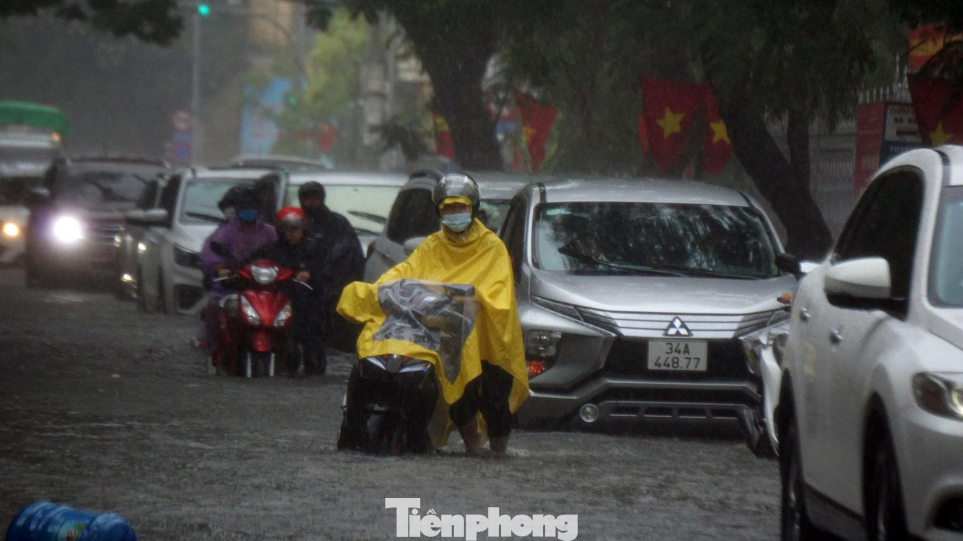 Trong khi đó, nhiều tuyến đường trong trung tâm thành phố Hải Phòng ngập sâu như: Lê Đại Hành, Hoàng Diệu, Lý Tự Trọng, Trần Hưng Đạo...