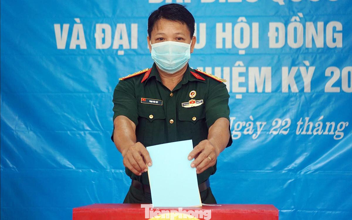 Là người đầu tiên bỏ phiếu, thượng tá Phạm Văn Tiệp (60 tuổi) - Chủ tịch Hội cựu chiến binh huyện Bạch Long Vĩ tỏ ra phấn khởi, vinh dự.