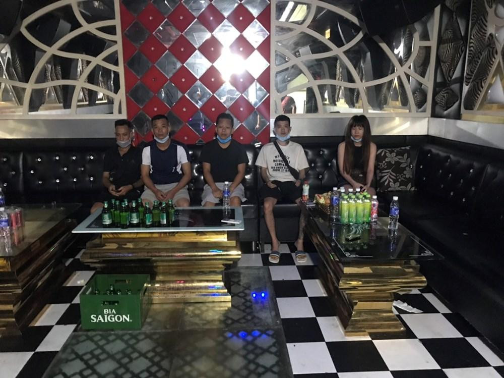 Bên trong phòng hát tại quán karaoke Nice, huyện Tiên Lãng.