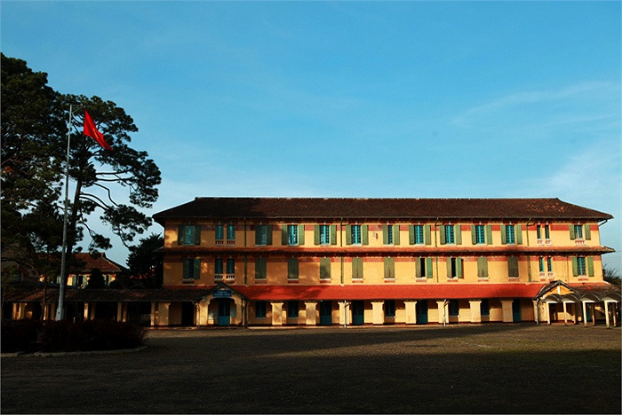 Công trình này được thiết kế và xây dựng vào những năm 30 của thế kỷ XX theo hình thức kiến trúc tân cổ điển độc đáo mang đậm phong cách châu Âu