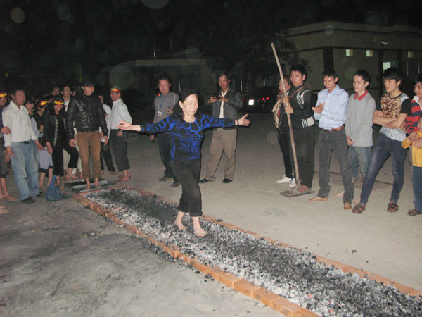 Các cảm xạ viên đi trên than nóng trên 500 độ C. Các cảm xạ viên đi trên than nóng trên 500 độ C