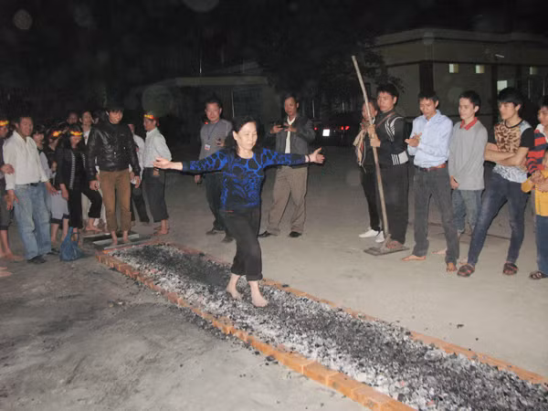 Các cảm xạ viên đi trên than nóng trên 500 độ C
