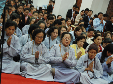 Các Phật tử tụ hội trước Lễ cầu siêu