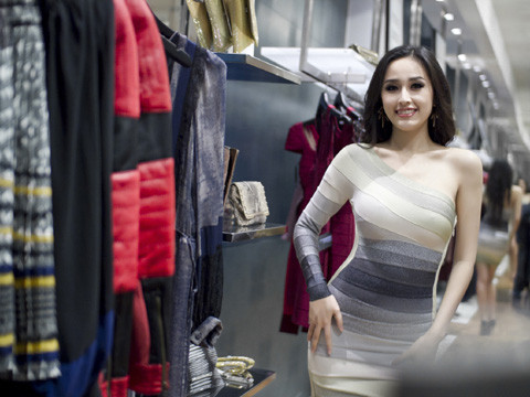 Mai Phương Thúy trong một mẫu váy khác có phần kín đáo hơn