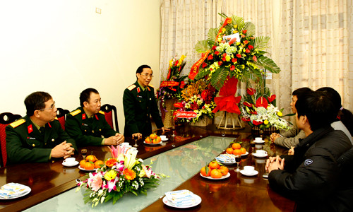 Trung tướng Nguyễn Thanh Tuấn - Cục trưởng Cục Tuyên huấn cảm ơn báo Tiền Phong 