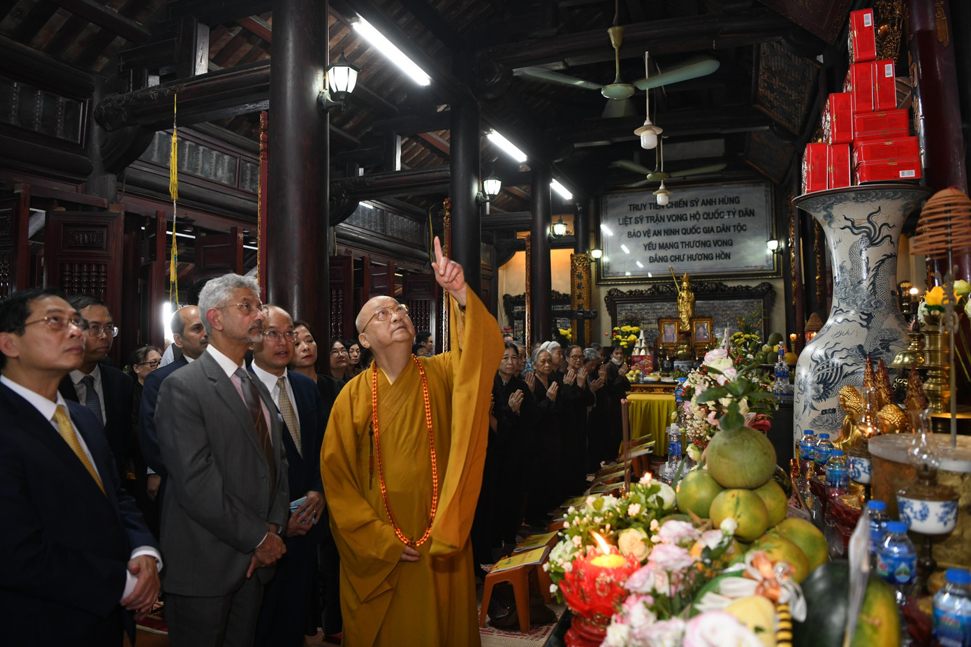 Hai Bộ trưởng nghe vị sư Trụ trì giới thiệu về ngôi chùa có lịch sử lâu đời. (Ảnh: Như Ý)