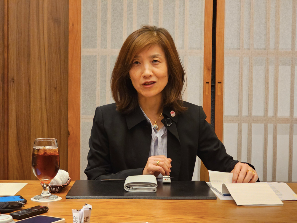 Bà Kobayashi Maki, người phát ngôn của Bộ Ngoại giao Nhật Bản, trong cuộc gặp một số phóng viên Việt Nam ngày 10/10. (Ảnh: TĐ)