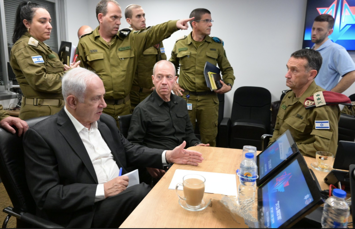 Thủ tướng Israel Benjamin Netanyahu (trái) gặp Bộ trưởng Quốc phòng Yoav Gallant (giữa) và các chỉ huy quân sự tại trụ sở Lực lượng Phòng vệ ở Tel Aviv để đánh giá an ninh ngày 8/10. (Ảnh: GPO) Thủ tướng Israel Benjamin Netanyahu (trái) gặp Bộ trưởng Quốc phòng Yoav Gallant (giữa) và các chỉ huy quân sự tại trụ sở Lực lượng Phòng vệ ở Tel Aviv để đánh giá an ninh ngày 8/10. (Ảnh: GPO)