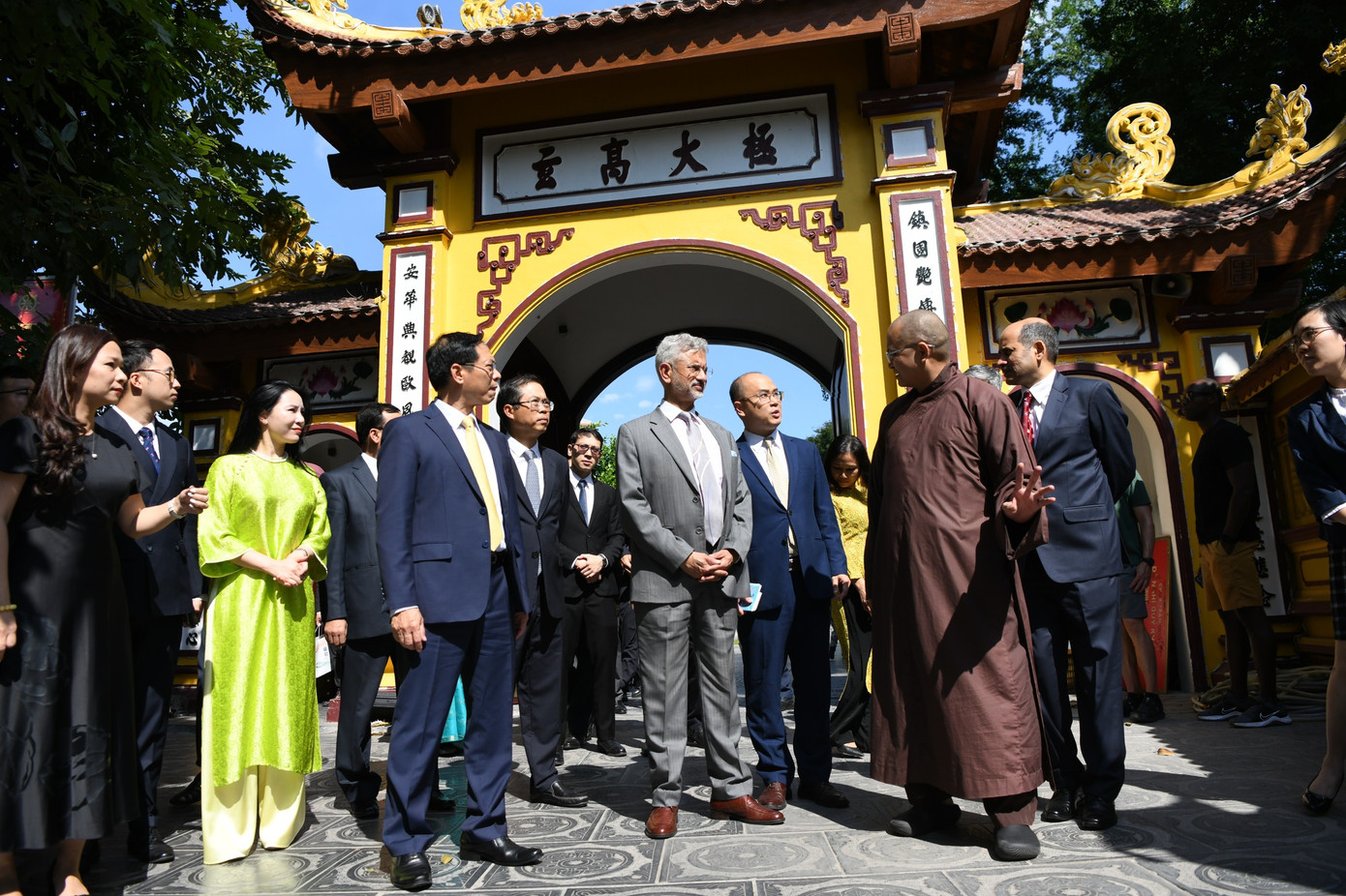 Hai Bộ trưởng thăm chùa Trấn Quốc. (Ảnh: Như Ý)