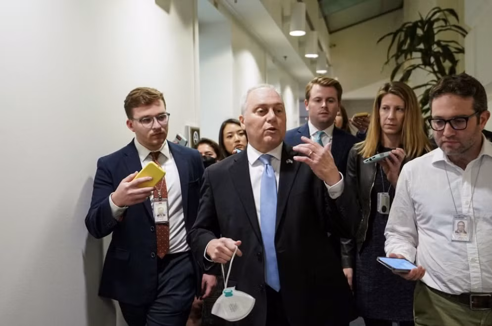 Hạ nghị sĩ Steve Scalise (giữa) đã từ bỏ cuộc đua vào vị trí chủ tịch Hạ viện Mỹ. (Ảnh: Reuters) Hạ nghị sĩ Steve Scalise (giữa) đã từ bỏ cuộc đua vào vị trí chủ tịch Hạ viện Mỹ. (Ảnh: Reuters)
