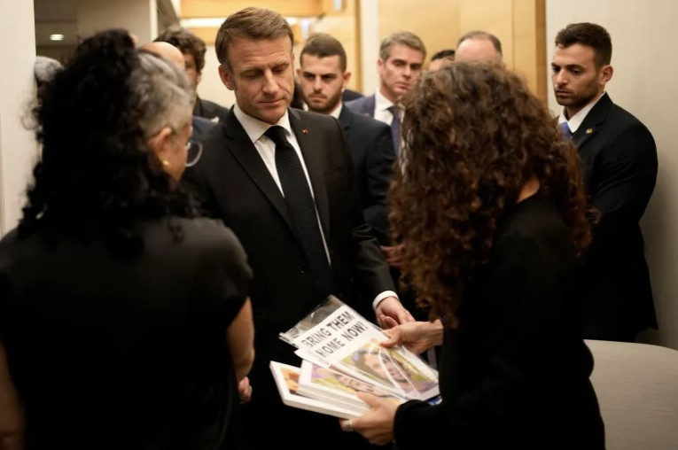 Tổng thống Pháp Emmanuel Macron gặp những công dân mang hai quốc tịch mất người thân trong vụ tấn công của Hamas hoặc bị bắt làm con tin tại Tel Aviv ngày 24/10. (Ảnh: Reuters) Tổng thống Pháp Emmanuel Macron gặp những công dân mang hai quốc tịch mất người thân trong vụ tấn công của Hamas hoặc bị bắt làm con tin tại Tel Aviv ngày 24/10. (Ảnh: Reuters)