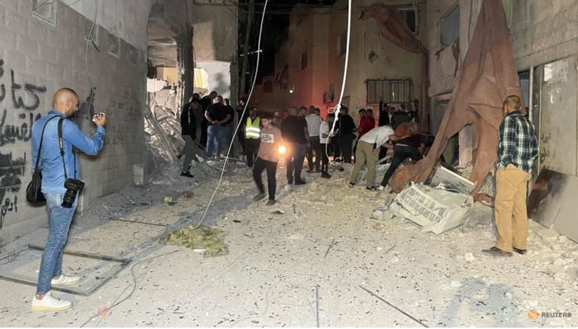 Người dân kiểm tra thiệt hại sau cuộc tấn công của Israel nhằm vào khu nhà bên dưới nhà thờ Hồi giáo ở Bờ Tây, ngày 22/10. (Ảnh: Reuters)