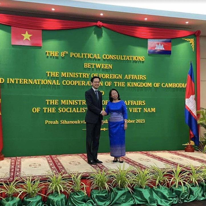 Thứ trưởng Ngoại giao Đỗ Hùng Việt và Quốc Vụ khanh Bộ Ngoại giao và Hợp tác quốc tế Campuchia Soeung Rathchavy. (Ảnh: Mofa)