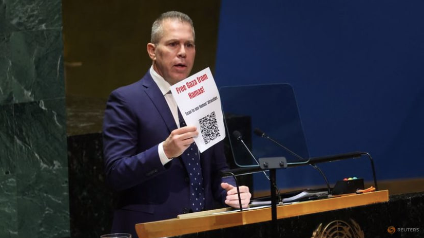 Đại sứ Israel tại LHQ Gilad Erdan giơ mã QR khi phát biểu ngày 26/10. (Ảnh: Reuters)