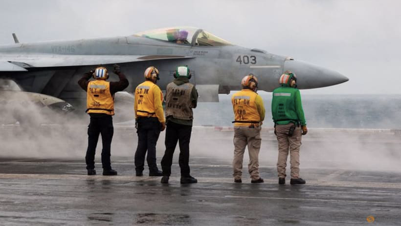 Chiếc máy bay chiến đấu F/A-18E Super Hornet của Mỹ chuẩn bị cất cánh từ tàu sân bay USS Nimitz của Mỹ trong chuyến đến Biển Đông ngày 27/1. (Ảnh: Reuters) Chiếc máy bay chiến đấu F/A-18E Super Hornet của Mỹ chuẩn bị cất cánh từ tàu sân bay USS Nimitz của Mỹ trong chuyến đến Biển Đông ngày 27/1. (Ảnh: Reuters)