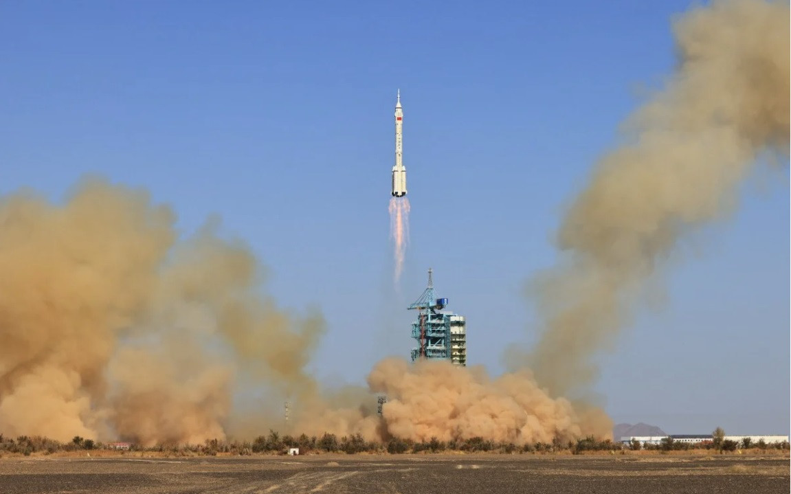 Tên lửa Trường Chinh 2F đưa tàu vũ trụ Thần Châu 17 cùng 3 phi hành gia Trung Quốc bay lên quỹ đạo ngày 26/10. (Ảnh: Xinhua) Tên lửa Trường Chinh 2F đưa tàu vũ trụ Thần Châu 17 cùng 3 phi hành gia Trung Quốc bay lên quỹ đạo ngày 26/10. (Ảnh: Xinhua)