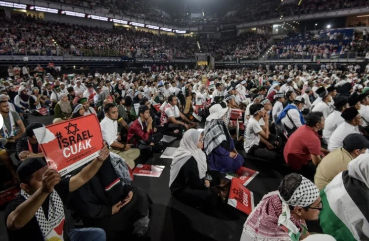 Sân vận động ở Kuala Lumpur đông kín người trong cuộc tập trung ủng hộ người Palestine. (Ảnh: CNA) Sân vận động ở Kuala Lumpur đông kín người trong cuộc tập trung ủng hộ người Palestine. (Ảnh: CNA)