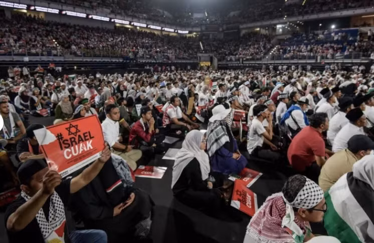 Sân vận động ở Kuala Lumpur đông kín người trong cuộc tập trung ủng hộ người Palestine. (Ảnh: CNA)