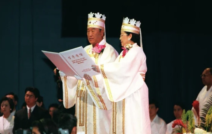 Giáo chủ Nhà thờ Thống nhất Sun Myung Moon và vợ tại buổi lễ ở New York năm 1998.