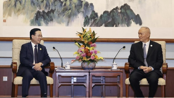 Chủ tịch nước Võ Văn Thưởng hội kiến Chánh Văn phòng Trung ương Đảng Cộng sản Trung Quốc Thái Kỳ, ngày 19/10. (Ảnh: TTXVN)