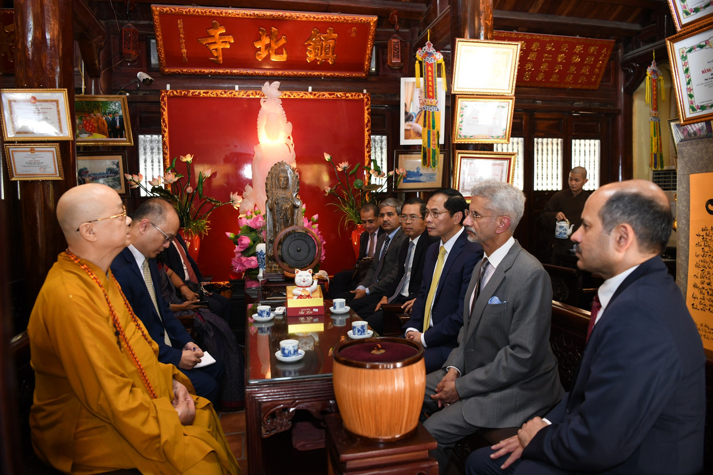 Hai Bộ trưởng trong cuộc nói chuyện với Trụ trì chùa Trấn Quốc Thích Thanh Nhã. (Ảnh: Như Ý)