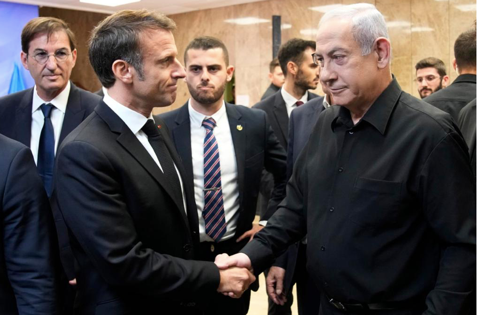 Tổng thống Pháp Emmanuel Macron bắt tay Thủ tướng Israel Benjamin Netanyahu. (Ảnh: EFE) Tổng thống Pháp Emmanuel Macron bắt tay Thủ tướng Israel Benjamin Netanyahu. (Ảnh: EFE)