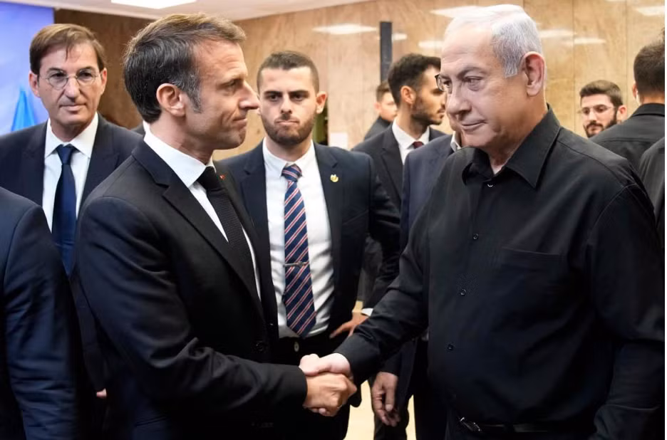Tổng thống Pháp Emmanuel Macron bắt tay Thủ tướng Israel Benjamin Netanyahu. (Ảnh: EFE)