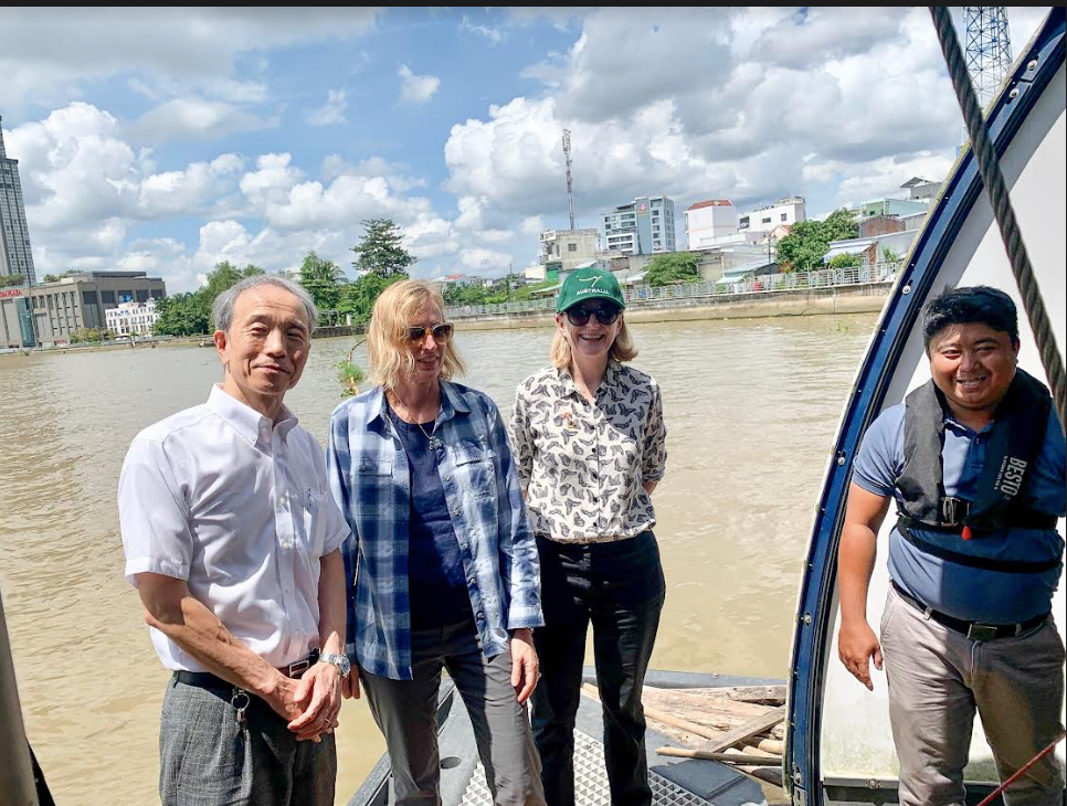 Ba Tổng lãnh sự đi thuyền trên sông Mekong. (Ảnh: TLS Mỹ) Ba Tổng lãnh sự đi thuyền trên sông Mekong. (Ảnh: TLS Mỹ)