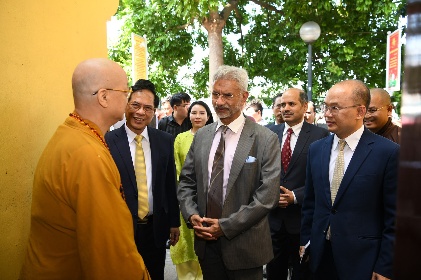 Hoà thượng Thích Thanh Nhã, Trụ trì chùa Trấn Quốc, tiếp đón hai Bộ trưởng. (Ảnh: Như Ý)