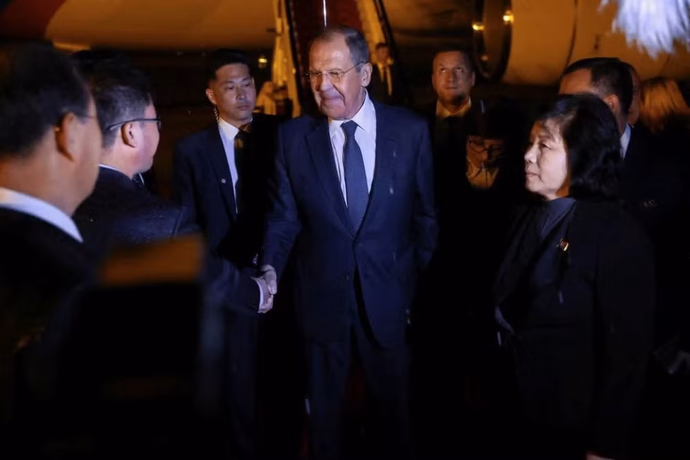 Ngoại trưởng Sergei Lavrov được đón tại sân bay ở Bình Nhưỡng. (Ảnh: Reuters)