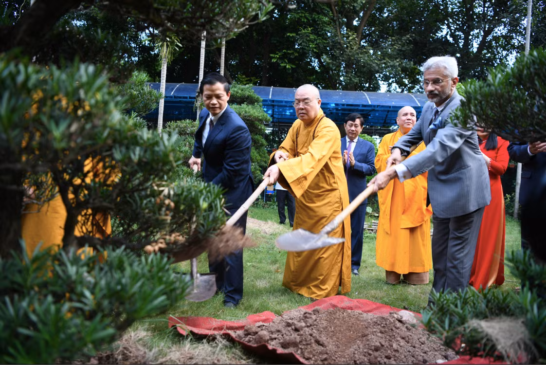 Bộ trưởng Ngoại giao Ấn Độ và Hoà thượng Thích Thanh Nhiễu trồng cây tại chùa Phật Tích. (Ảnh: Như Ý)