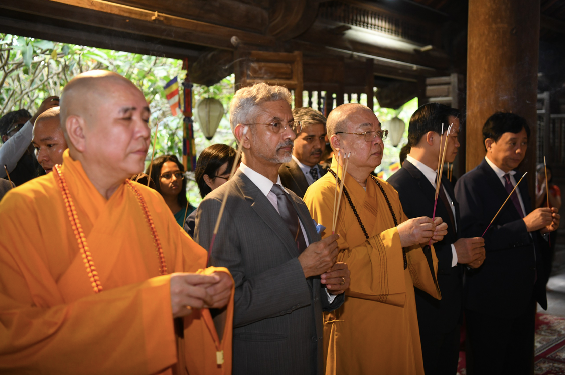 Bộ trưởng Ngoại giao Ấn Độ dâng hương tại chùa Phật Tích ngày 15/10. (Ảnh: Như Ý) Bộ trưởng Ngoại giao Ấn Độ dâng hương tại chùa Phật Tích ngày 15/10. (Ảnh: Như Ý)
