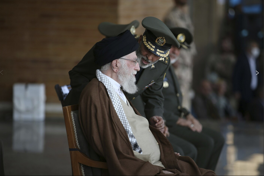 Lãnh tụ tối cao Iran Ayatollah Ali Khamenei nghe tướng tư lệnh quân đội báo cáo tình hình ngày 10/10. (Ảnh: AP) Lãnh tụ tối cao Iran Ayatollah Ali Khamenei nghe tướng tư lệnh quân đội báo cáo tình hình ngày 10/10. (Ảnh: AP)