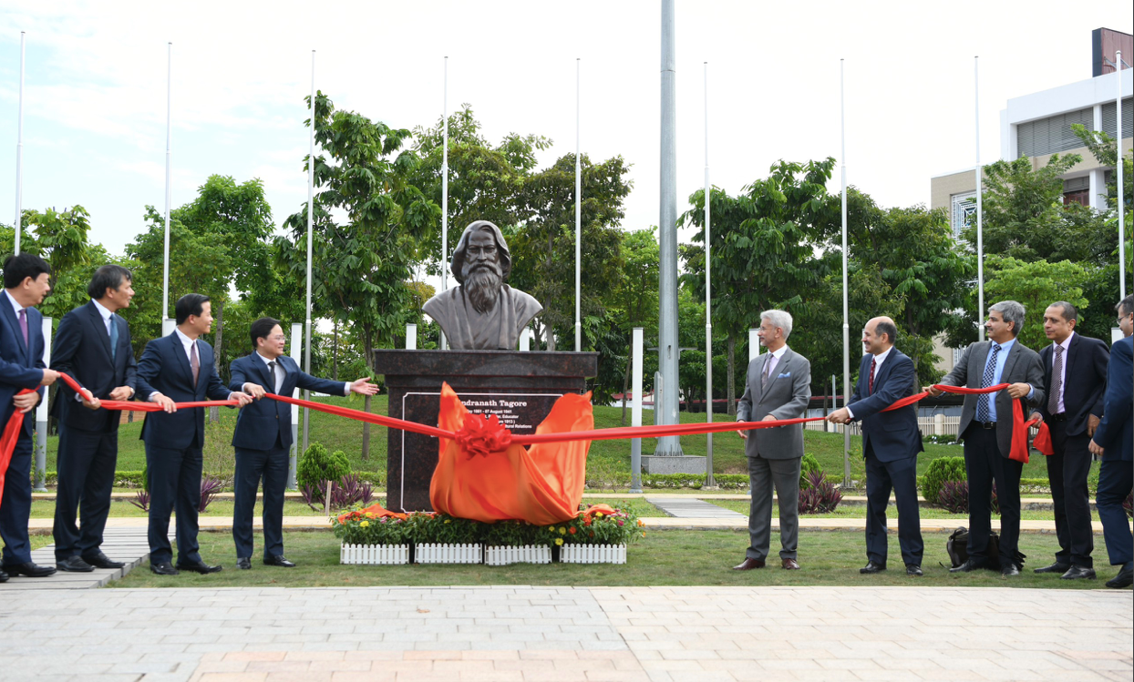 Bộ trưởng Ngoại giao Ấn Độ cùng các lãnh đạo tỉnh Bắc Ninh khánh thành tượng đại thi hào Tagore tại Công viên Hữu nghị quốc tế ở tỉnh Bắc Ninh, ngày 15/10. (Ảnh: Như Ý) Bộ trưởng Ngoại giao Ấn Độ cùng các lãnh đạo tỉnh Bắc Ninh khánh thành tượng đại thi hào Tagore tại Công viên Hữu nghị quốc tế ở tỉnh Bắc Ninh, ngày 15/10. (Ảnh: Như Ý)