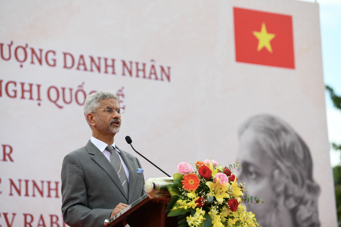 Bộ trưởng Ngoại giao Ấn Độ phát biểu tại lễ khánh thành tượng đài ngày 15/10. (Ảnh: Như Ý) Bộ trưởng Ngoại giao Ấn Độ phát biểu tại lễ khánh thành tượng đài ngày 15/10. (Ảnh: Như Ý)