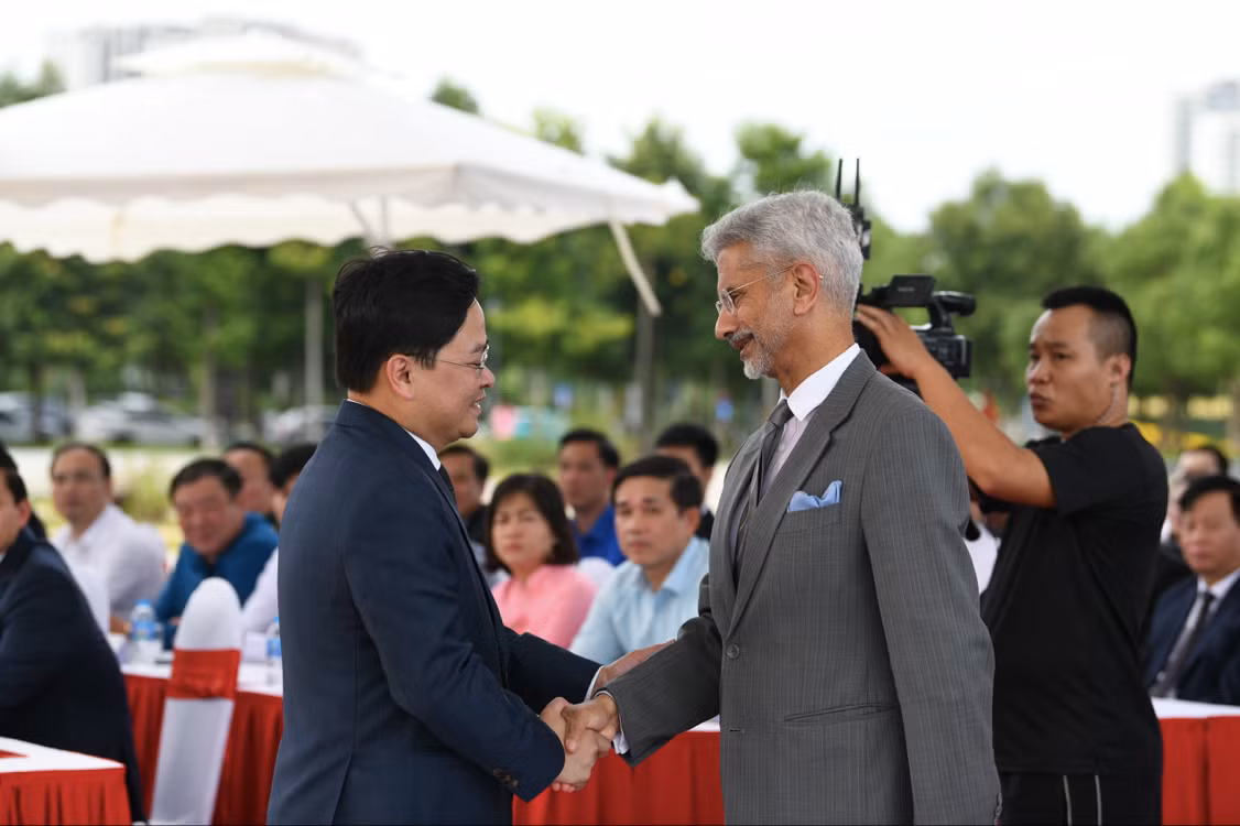 Bộ trưởng Ngoại giao Ấn Độ S. Jaishankar và Bí thư Tỉnh uỷ Bắc Ninh Nguyễn Anh Tuấn. (Ảnh: Như Ý)